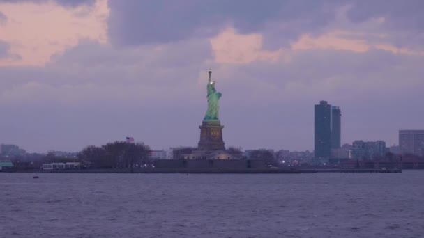 Szabadságszobor Este New York Városában — Stock videók