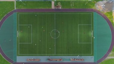 Futbol oynayan yeşil futbolcular 