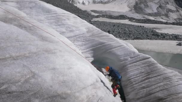 Bergsteiger Steigeisen Benutzt Klettergerüst — Stockvideo