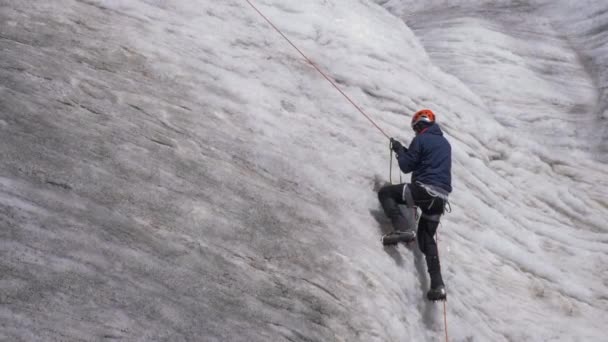Montañista Hombre Crampones Está Utilizando Jumar — Vídeo de stock