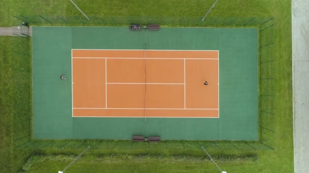 Les Gens Jouent Tennis Sur Court Aérien — Video