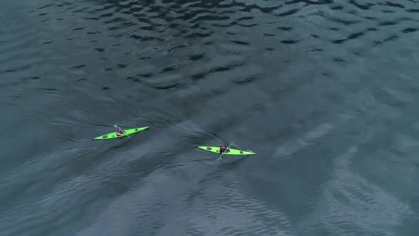 在峡湾绿松石水里的两只绿色皮艇 — 图库视频影像