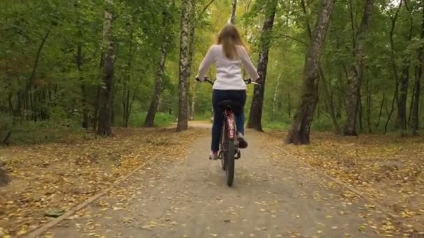 Mujer Joven Está Montando Bicicleta Otoño Parque — Vídeos de Stock
