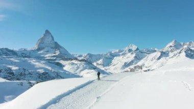 mavi madde dağ kış günü ve yürüyüş