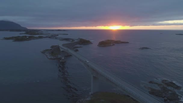 Atlantycka Droga Oceaniczna Norwegii Latem Samochody — Wideo stockowe