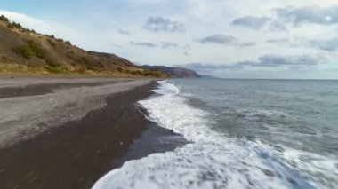 Son derece düşük açılı hızlı İHA ileri uçuyor