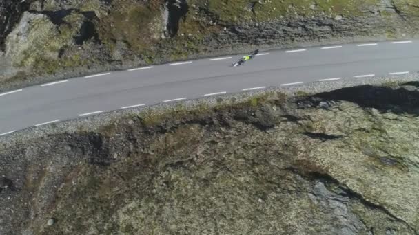 Cyclistes Dans Les Casques Courent Sur Route Montagne — Video