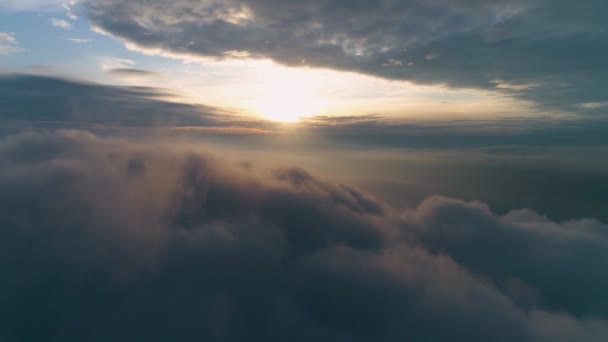 Volando Hacia Adelante Sobre Nubes Oscuras Grises Pesadas — Vídeos de Stock