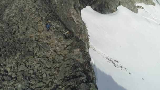 Randonneur Homme Est Randonnée Descente Près Falaise Dans — Video