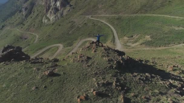 Hombre Excursionista Encuentra Cima Montaña Más — Vídeo de stock