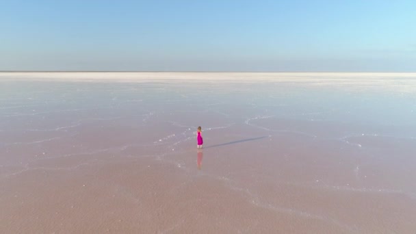Mulher Solitária Vestido Vermelho Está Andando Água — Vídeo de Stock