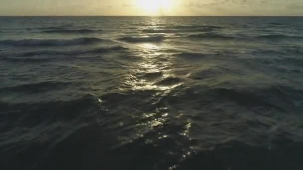 Lage Vlucht Zee Bij Zonsopkomst Vanuit Lucht — Stockvideo