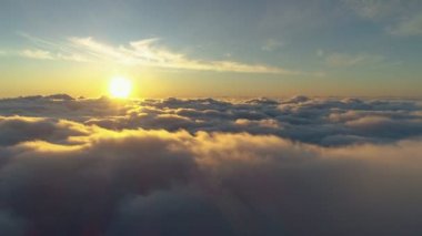 Pembe bulutlar ve güneş renkli gündoğumu dronunda
