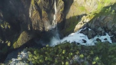 voringfossen şelalesi ve yeşil 2 ile kayalıklar