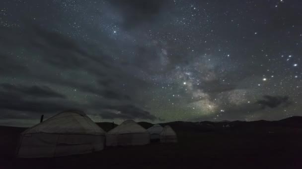 Samanyolu Bulutlarla Yıldızlı Gökyüzünde Hareket Ediyor — Stok video