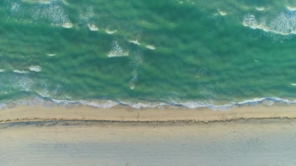 Ωκεανό Κύματα Και Αμμώδη Παραλία Ηλιόλουστο Πρωί — Αρχείο Βίντεο