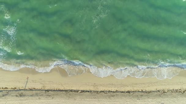 Mar Com Ondas Praia Areia Manhã Ensolarada — Vídeo de Stock