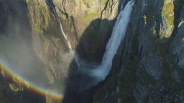 Norveç 'te gökkuşağı ile voringfossen şelalesi
