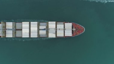 Konteynırlı kargo gemisi geçiyor. 