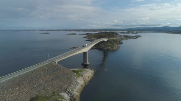 Coche Con Autocaravana Viaja Storseisundet — Vídeo de stock