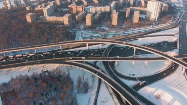 複雑な道路の高架道路と交差点の車の交通 — ストック動画