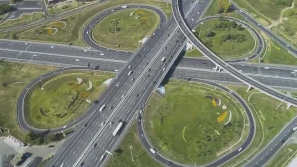 Complejo Cruce Carreteras Tráfico Coches Soleado — Vídeo de stock