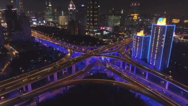 Intersección Elevada Carretera Por Noche Con Azul — Vídeos de Stock