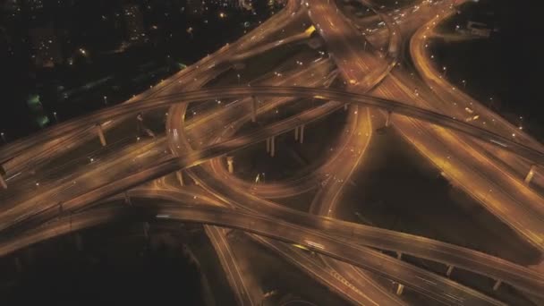 Beleuchtete Komplexe Straßenkreuzung Und Autos — Stockvideo