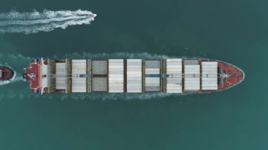 Denizde büyük bir konteynır gemisi var.