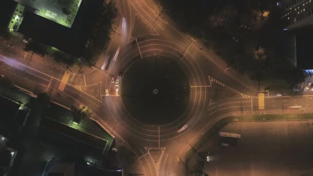 Φωτισμένος Κύκλος Κυκλοφορίας Στην Πόλη Και Αυτοκίνητα — Αρχείο Βίντεο