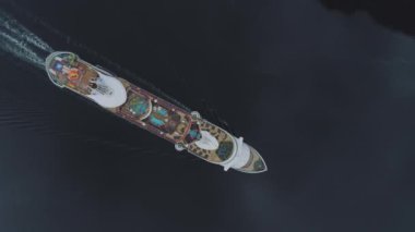 Büyük lüks yolcu gemisi fiyorda gidiyor. 