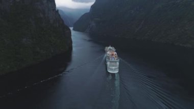 Büyük lüks yolcu gemisi geiranger ile gidiyor. 