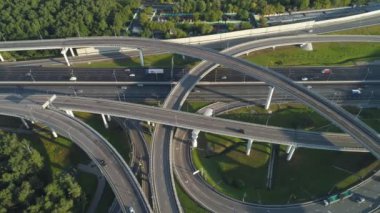 çok katlı yol kavşağı ve arabalar hava trafiği