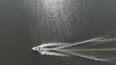 Güneşli bir günde denizde sürat teknesi