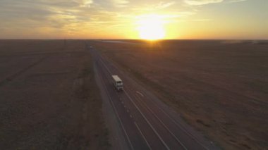 Kamyon güneşli yazda otoyola çıkıyor.