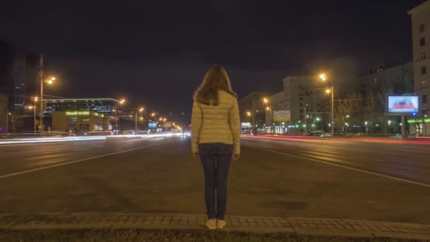 Γυναίκα Στέκεται Ακίνητη Και Την Κυκλοφορία Των Αυτοκινήτων — Αρχείο Βίντεο