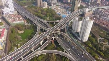 Güneşli bir günde yanan karmaşık yol üstgeçidi