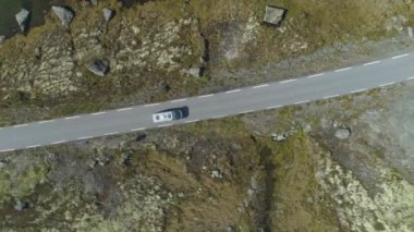 Beyaz otomobil dağ yolunda gidiyor. 