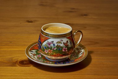 Tahta bir masada bir fincan kahve.                               