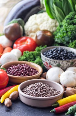 Fasulye ve karışık sebze ile bir tablo