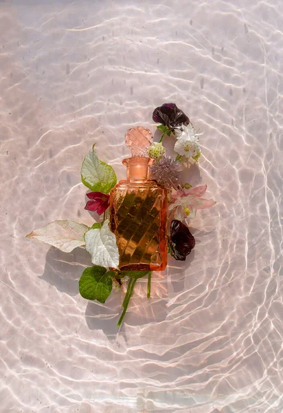 Frasco Perfume Cosmético Vidrio Transparente Con Flores Bajo Agua Con — Foto de Stock