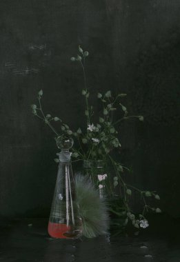 Masanın üzerinde vazo çiçekleri olan klasik bir fotoğraf.