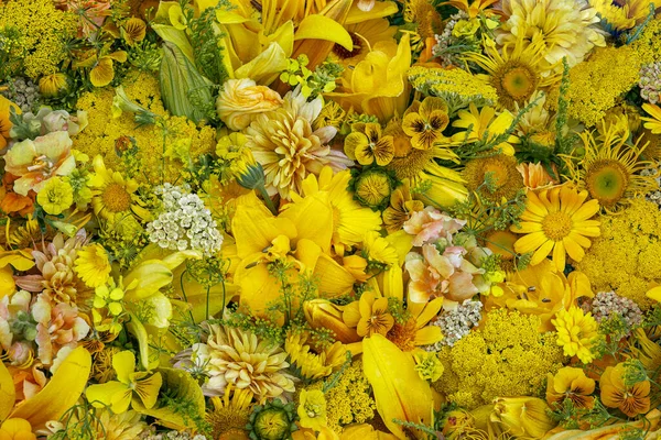 Flores Diferentes Amarelas Mesa — Fotografia de Stock