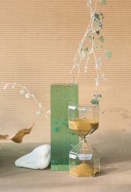 Cam, taş ve kuru çiçeklerin geometri bileşimi