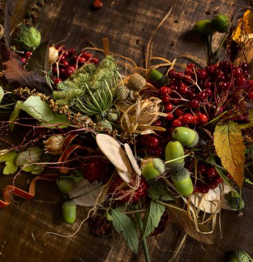 Masadaki çiçek buketi.