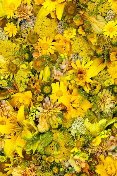 Gelbe Verschiedene Blumen Auf Dem Tisch — Stockfoto