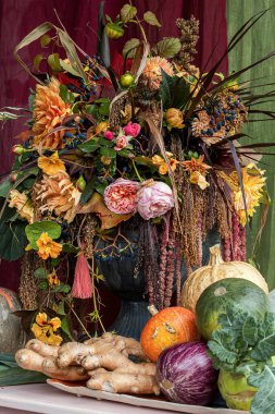 Sonbahar hala çiçekler ve sebzelerle yaşıyor.