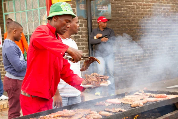 Homem Fazendo Cozinhando Carne Grelhada Soweto Joanesburgo — Fotografia de Stock