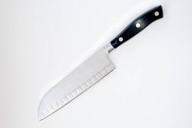 Bir Santoku bıçağı. Kırpma yolu ile beyaz üzerinde izole.
