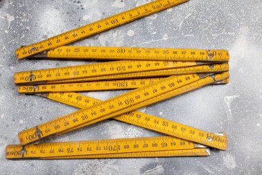 Kırsal arkaplanda kırpma yolu olan bir marangozluk cetvelini kapat